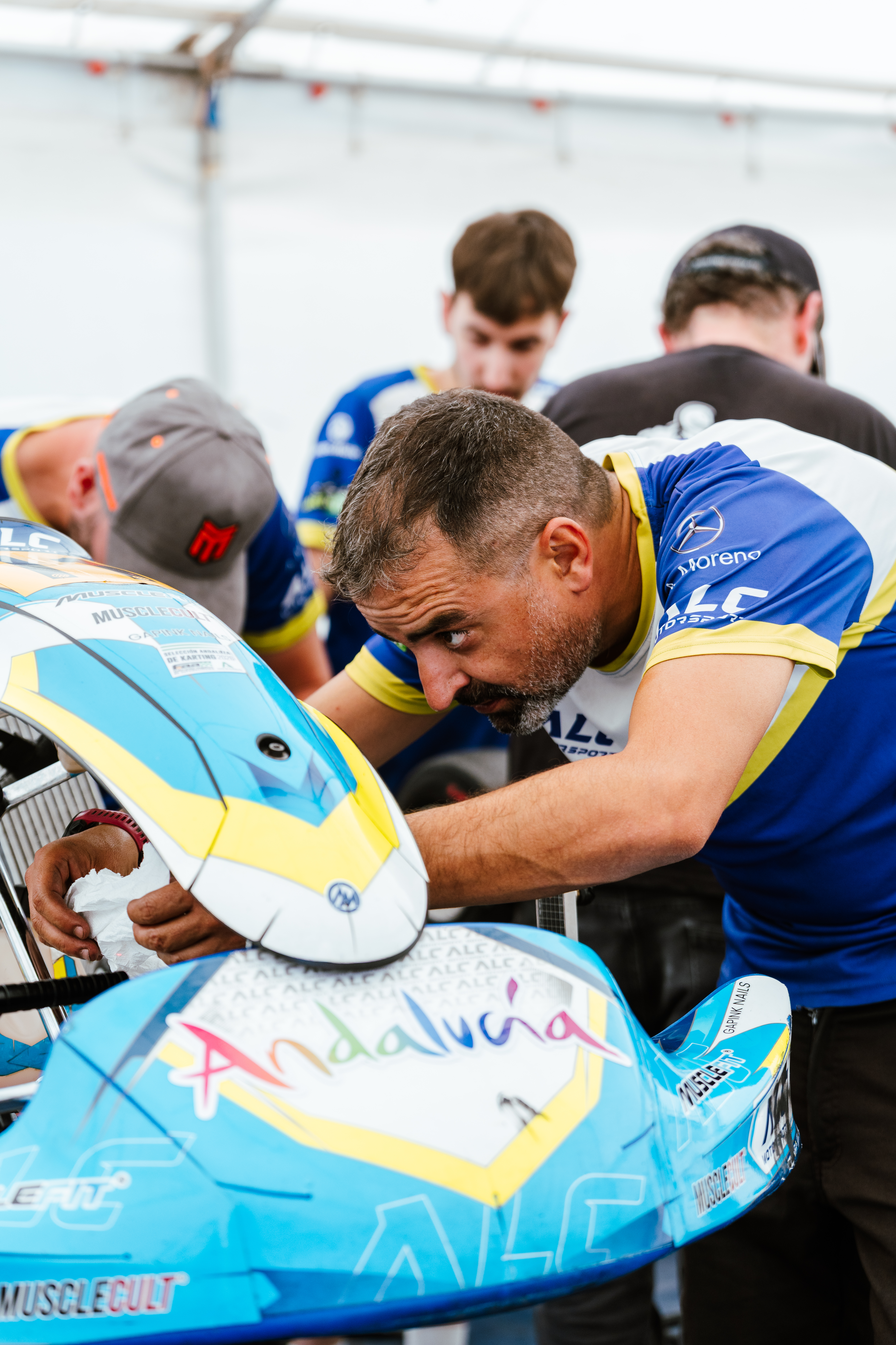 Miembro de ALC Motorsport trabajando en la preparación técnica de un kart.
